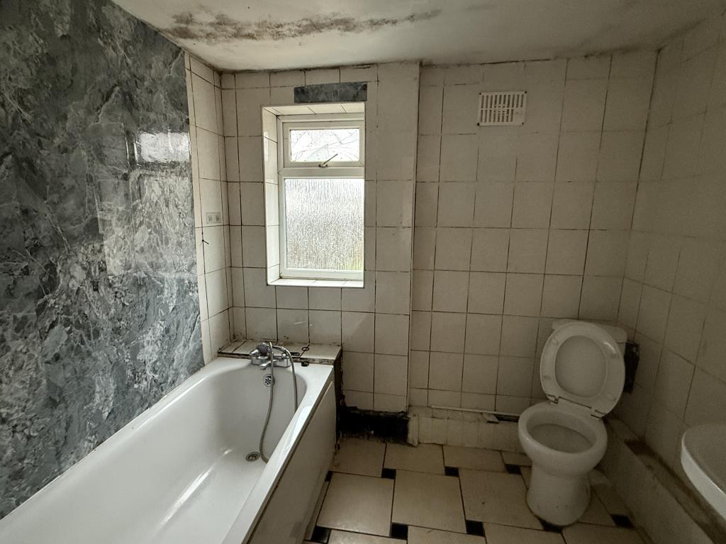 Lot: 5 - HOUSE FOR REFURBISHMENT - Bathroom in House in Need of Refurbishment